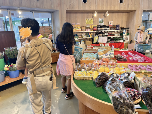 道の駅で買い物する様子