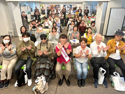 セミナーでの集合写真（最前列中央が村井さん）