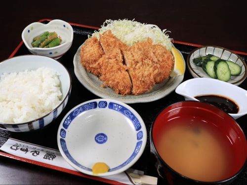 サクッとやわらかい、一口ひれかつ定食。希少部位のひれ肉をお財布に嬉しい価格で提供