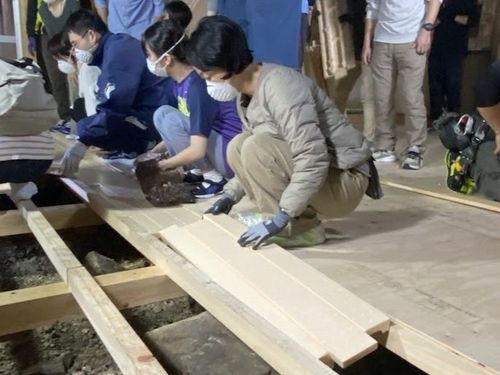 昨年度の様子（床下断熱作業）