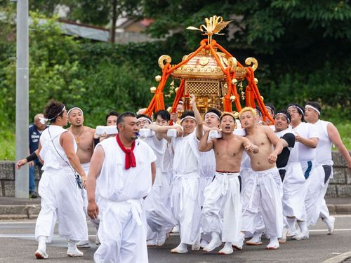 苫前神社祭りで神輿を担いだメンバー！人数が少なくても町の文化を守り続けていく！