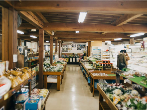 野菜や果物、町の飲食店が出品する調味料やお菓子などがずらり