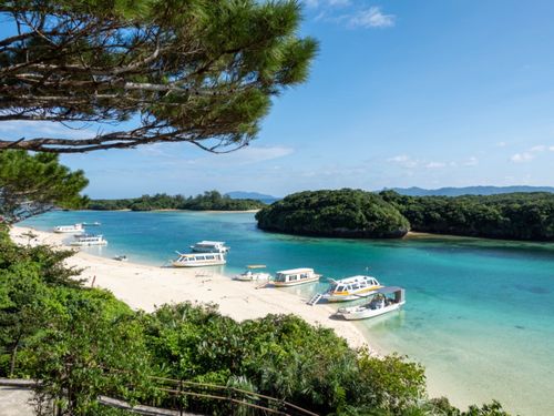 八重山諸島より沖縄県石垣市（石垣島）。写真は川平湾。