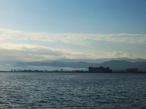 【片山津温泉】朝日に照らされた柴山潟と、山並みにかかる霧が幻想的。