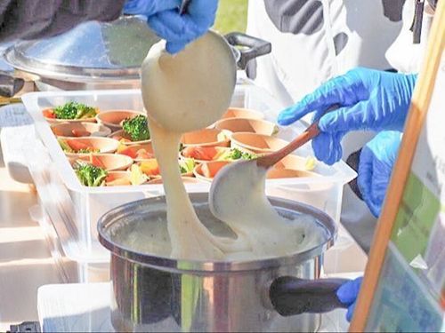 先輩隊員の濱田さんがイベントでチーズフォンデュの試食を実施したときの様子