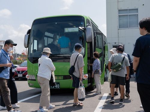 専用バスでご案内します。