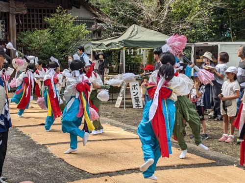 地元に伝わるお祭りは多くの参加者で賑わいます