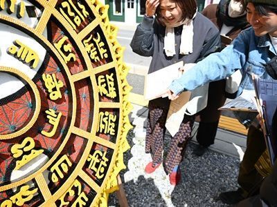 左義長まつり製作現場にもお邪魔する予定です（写真は昨年開催のまち歩きの様子）