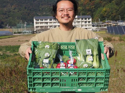 すきとく市の新鮮野菜！この男は協力隊の人です。