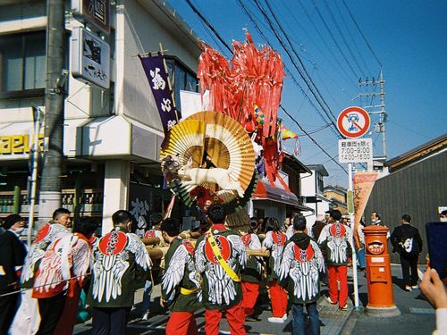旧市街の細い路地を、各町の左義長が順に並んで進みます（一昨年の様子）