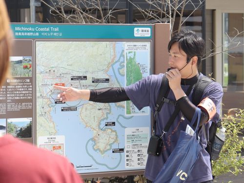 震災遺構のパークガイドの様子