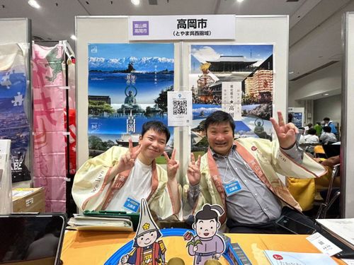 移住フェアの様子。いつも一緒の高岡市の職員さんと、相談者の方が撮ってくれた一枚