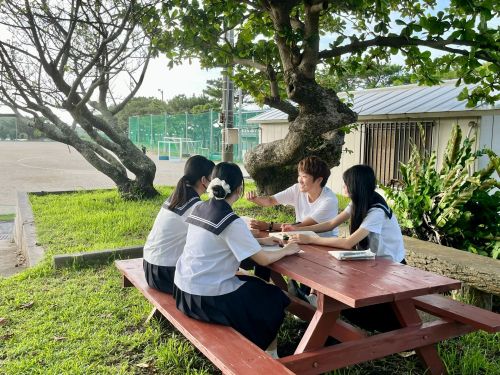 時には教室を飛び出して外での授業も！？