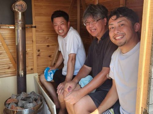 林産材活用で移動式サウナを試すスタッフ（中央　地域おこし協力隊OB澤田さん）