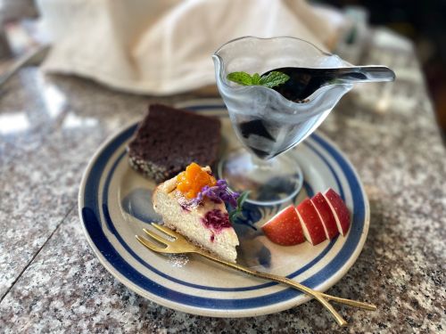 〈本日の齋菓子プレート〉ヴィーガンチーズケーキと薬膳冷菓