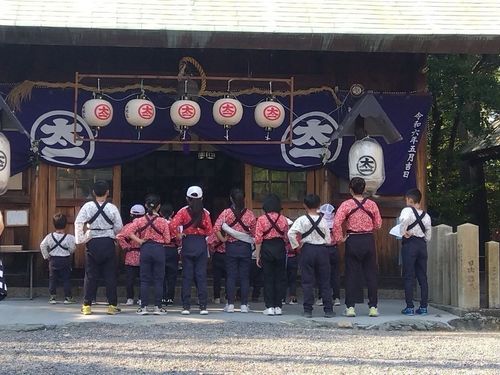神社の本殿に向かい木遣を奉納する子ども木遣