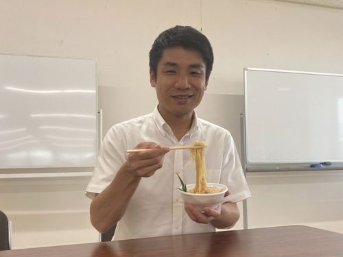 鯛そうめんを食べて「おいしい！」とご満悦な様子の堀江和博町長