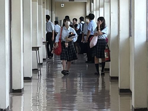 授業が終わり各々の活動に向かう2年生。空き教室では、生徒と先生が1対1で面接練習
