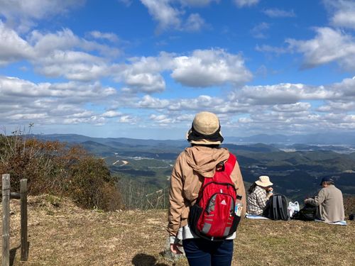 若須岳頂上からは、白山連峰や日本海が望めます