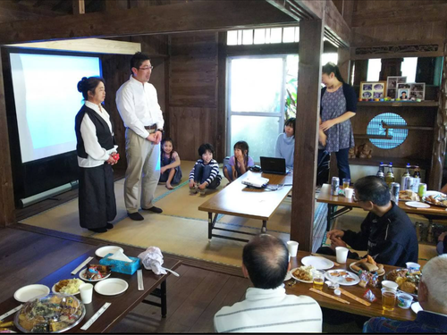 1回目の改修後のお披露目会で挨拶をする大家さんご家族