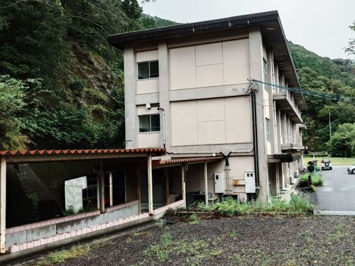 廃校跡地。交流の場、地域おこし協力隊の活動拠点として利活用したいという夢も。