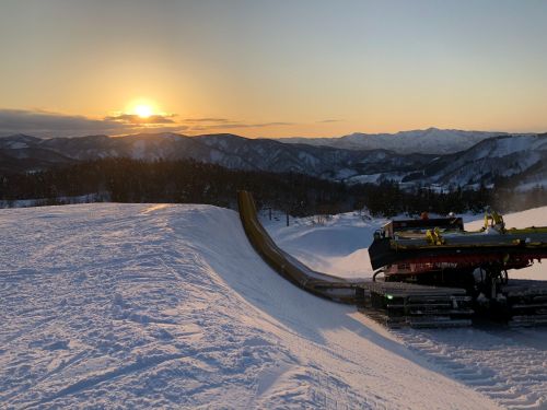 湯殿山スキー場にてR天国をつくる様子