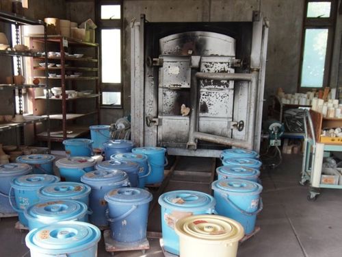 施設には電気窯、灯油窯の他に、穴窯もあります。現在は年に1回焼成を行っています。