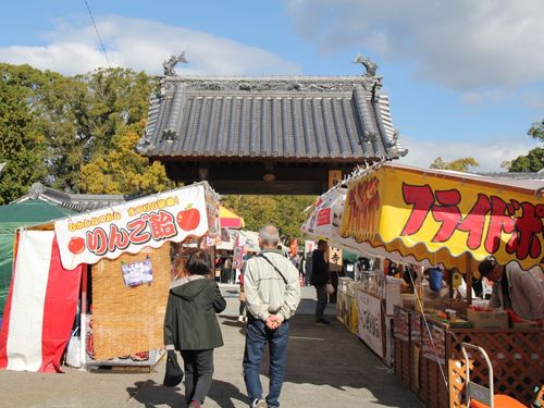 別名くいもん市と呼ばれるほど食べ物のお店が多く出店します!