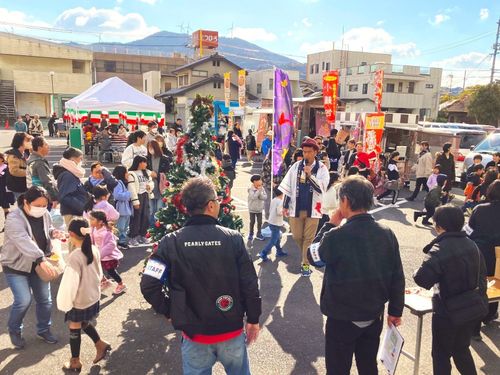 （前回の様子）快晴に恵まれ、屋内外で多くの人！人！