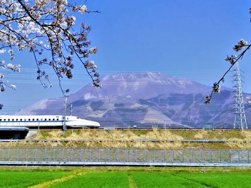新幹線と伊吹山