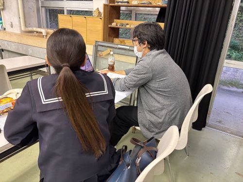 進路指導の相談に乗る野原さん(写真右)