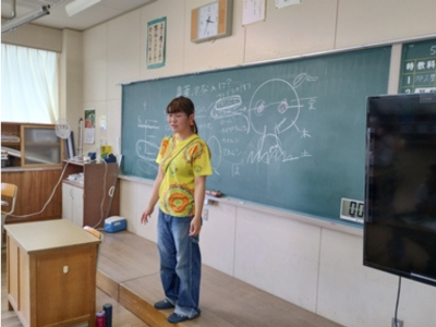 地元の小学校でみかんのことをお話しされる上妻さん