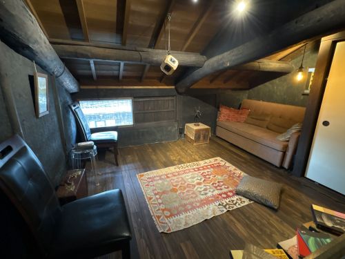 仕事場はCASAの中にある厨子二階と呼ばれる江戸時代の趣が残る部屋です。