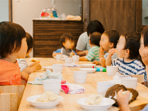 おやつも全て手作り。皆でテーブルを囲んで食べます