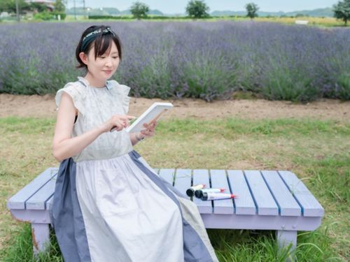 児島さん（仕事の傍ら、抽象画家としても活動）