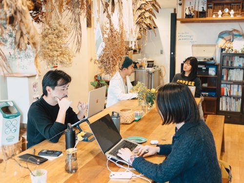 関係案内所はつひのでで仕事中