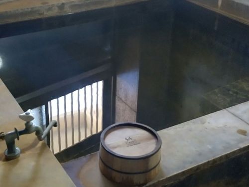 湯治ぐらし3の源泉かけ流し温泉。24時間いつでも自由に入浴できます。