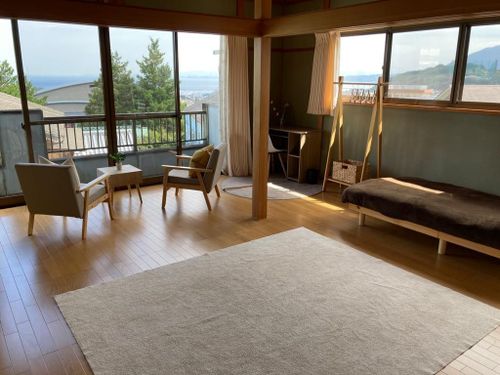 一例)湯治ぐらし3のお部屋。別府湾を一望できる空間は、リモートワークにも最適です