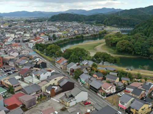 ガラージュの活動拠点や、江原河畔劇場のある江原駅周辺と円山川の様子。