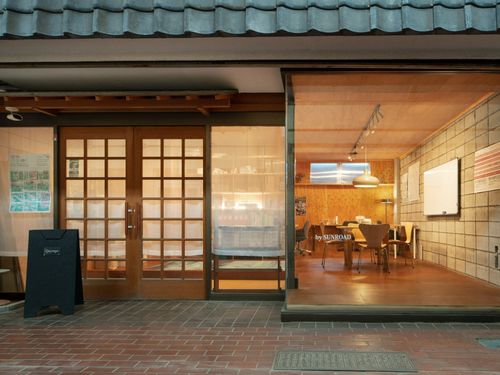 ガラージュの事務所は駅前のサンロード商店街の中に位置しています。