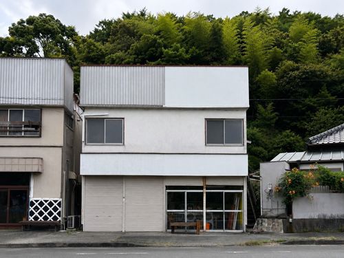 右側が昭和50年築の元自転車屋です。長年使われないまま、倉庫となっています。