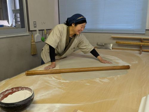 赤花そばの十割そば打ち（店長の河野さん）