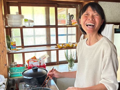 笑顔で料理をふるまってくれる胡さん