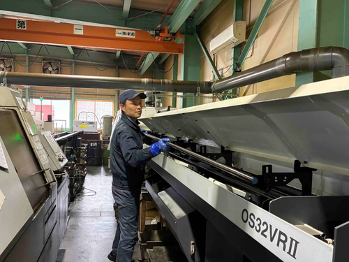 金属の棒から緻密な形状を削り出す、後藤鉄工所が得意とする高精度なシャフト加工