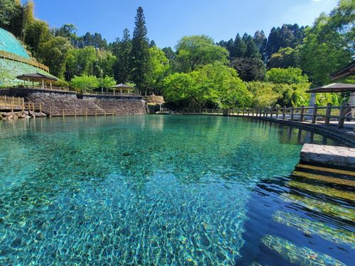 透明度の高い名水百選「丸池湧水」。年1回の清掃の様子はテレビでも放映されました。