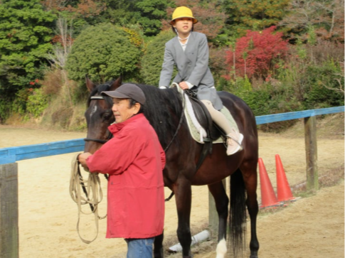 1日目には乗馬体験もできます!