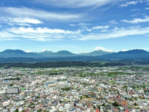 市街地エリアをドローン撮影。身近にある山の風景が美しいです。