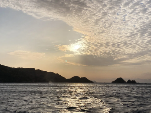 潮が上空に巻き上げられています