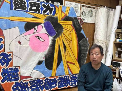 工房には、三条凧合戦に向けて制作された六角凧がずらりと並んでいました