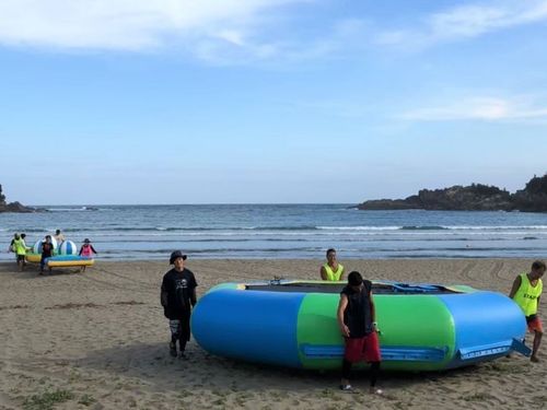 海上アスレチックの運営作業。大きな遊具の設置、撤去など力仕事!